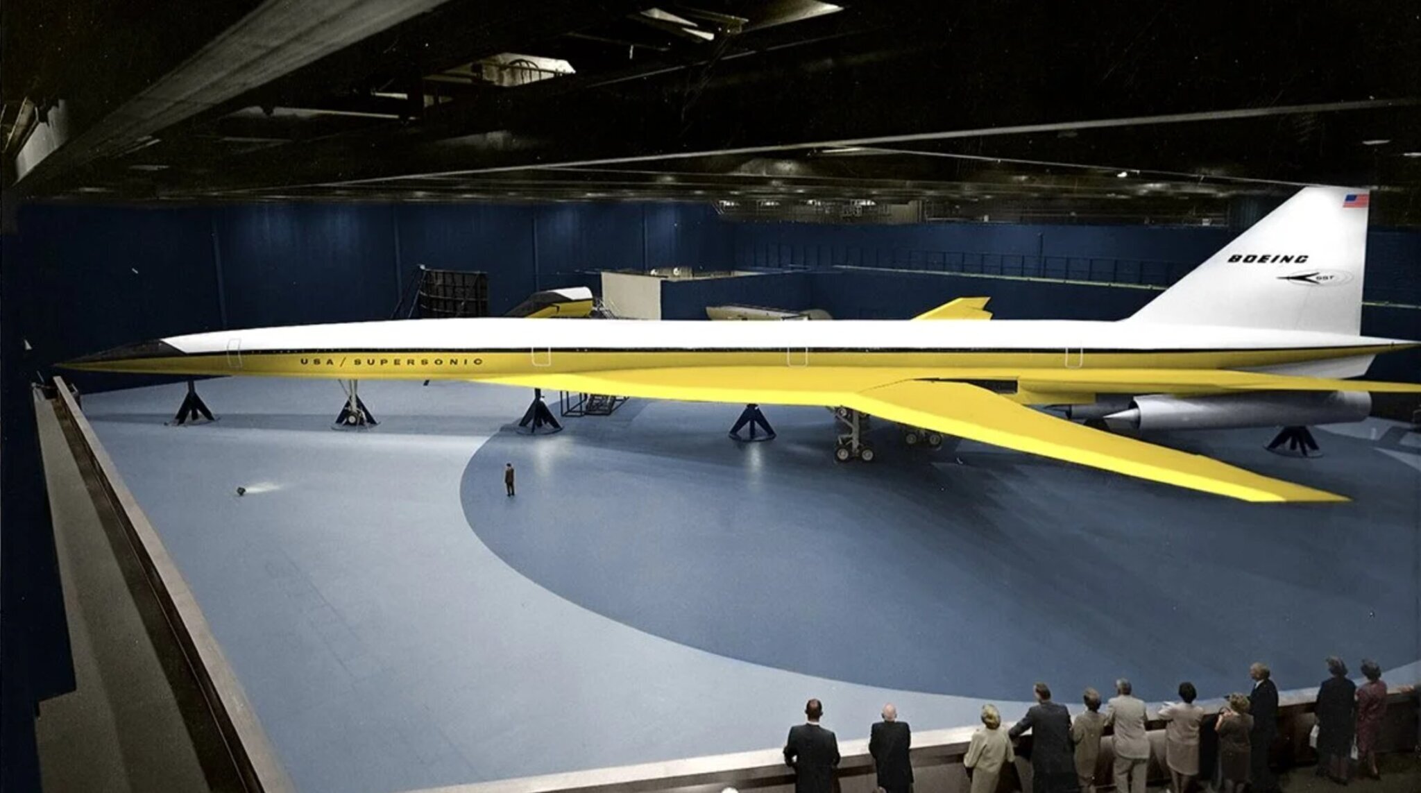 Boeing 2707 Boeing 2707 a fost gândit să găzduiască până la 300 de persoane