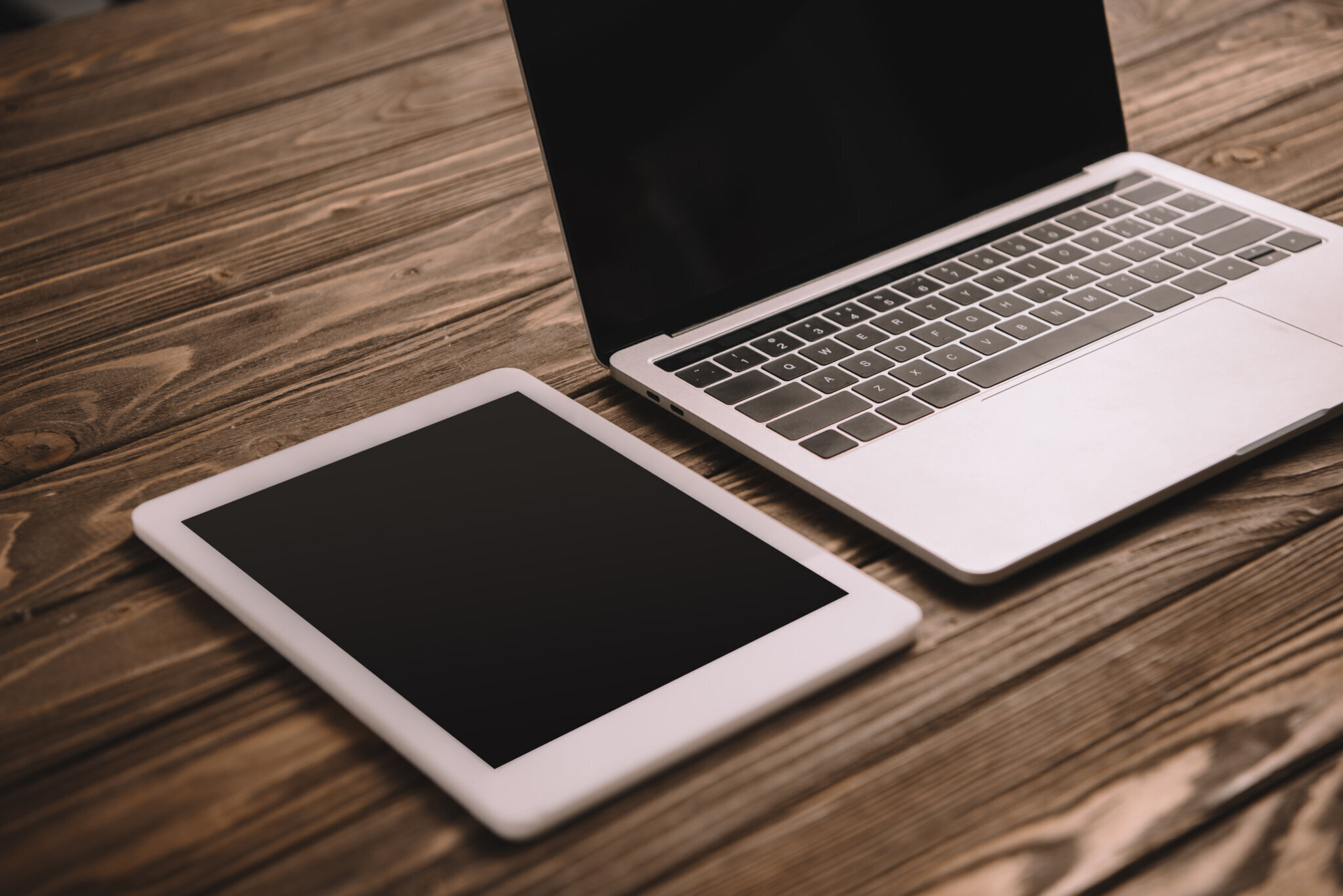 Digital tablet and laptop with blank screens on wo 01 05 23 40 47 utc