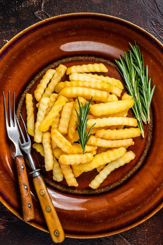 cartofi prăjiți mai sănătoși Fried crinkle french fries potatoes or chips in a 03 17 05 03 33 utc