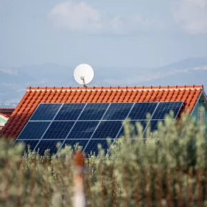 sistem solar DIY Sistem solar DIY cu baterii: ce poți monta singur și ce cere legea