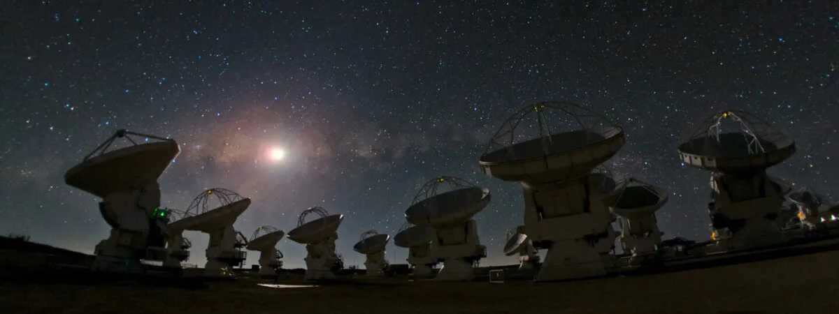 SETI Antenele radiotelescopului ALMA din deșertul Atacama, Chile, fotografiate noaptea sub cerul înstelat, folosite acum și pentru căutarea semnalelor extraterestre SETI