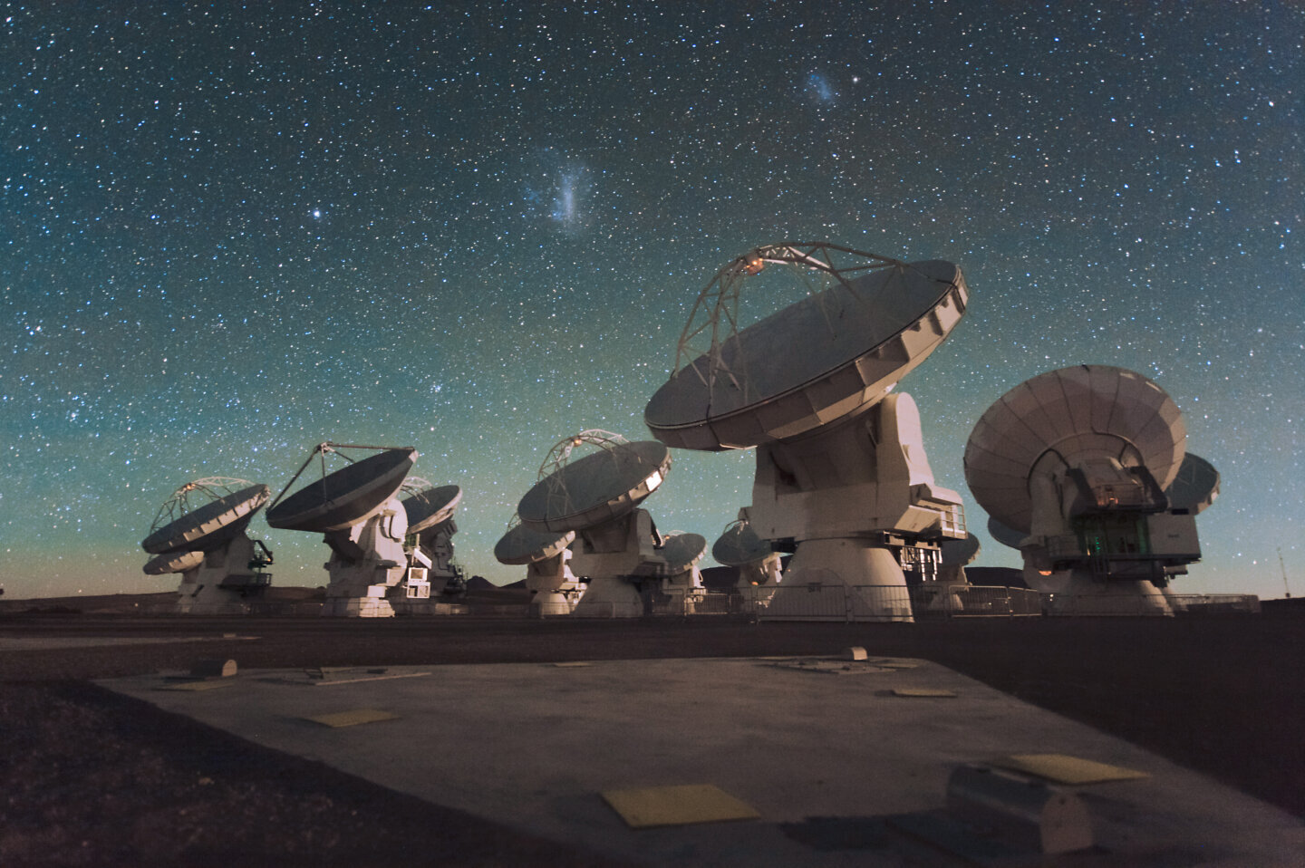 SETI Antenele radiotelescopului ALMA din Chile, folosite pentru căutarea semnalelor extraterestre SETI în noi frecvențe radio