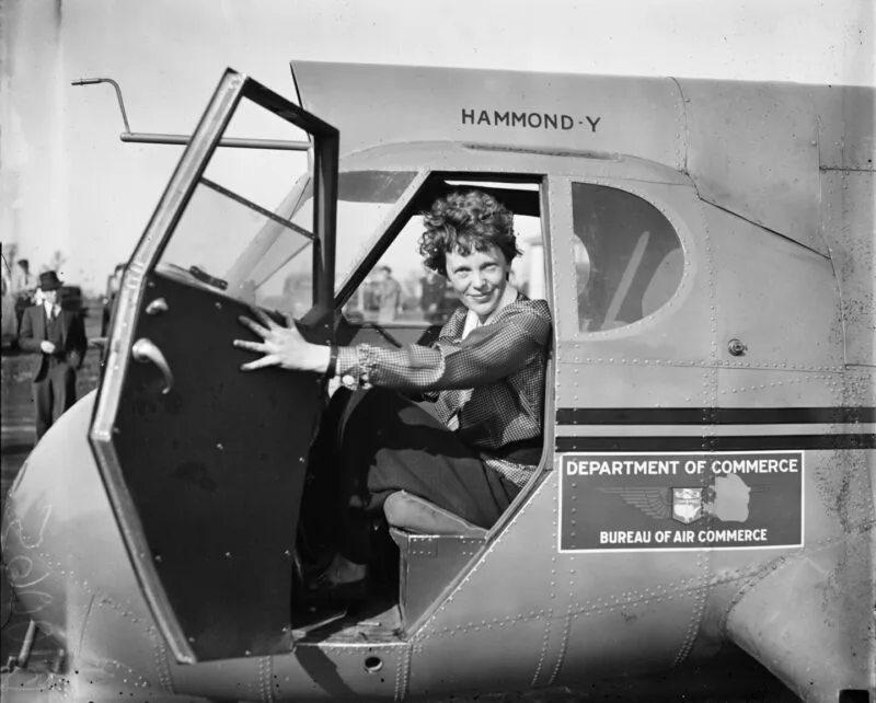 Amelia Earhart fotografiată în avionul său în anul 1936, cu un an înainte de dispariția din timpul zborului în jurul lumii