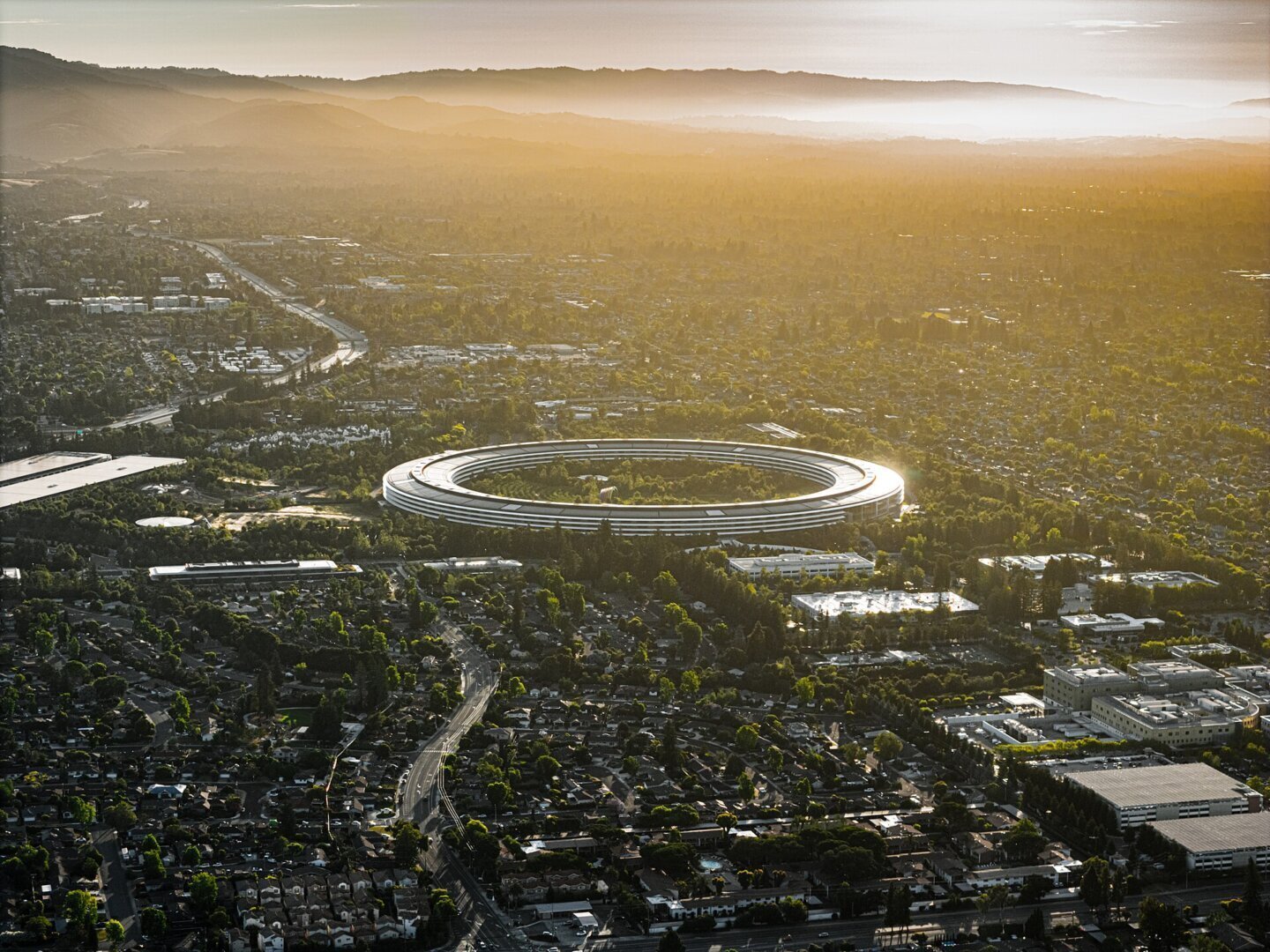 abonament Siri AI Sediul Apple Park din Cupertino, unde s-a discutat despre abonament Siri AI