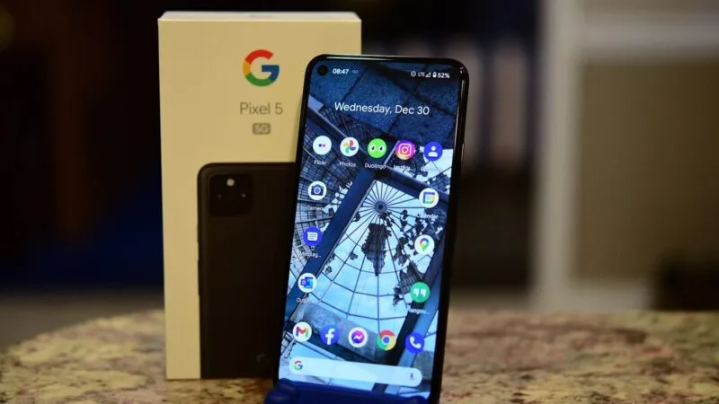 Telefon Android ținut în mână, folosit pentru backup de documente în Google Drive