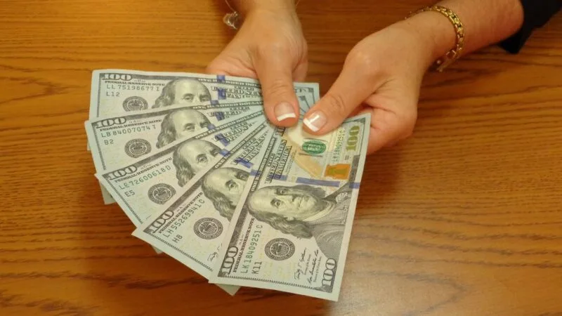 Un evantai de bancnote de dolari americani