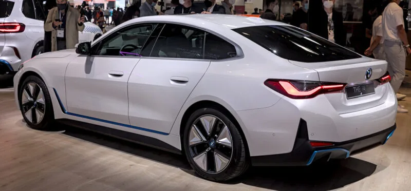 BMW i4, modelul electric al mărcii germane, expus la salonul auto