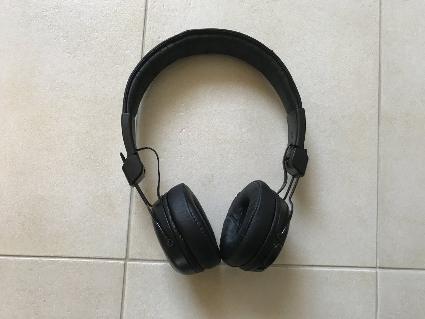 Căști audio negre, utile pentru a observa diferența de calitate în YouTube Music