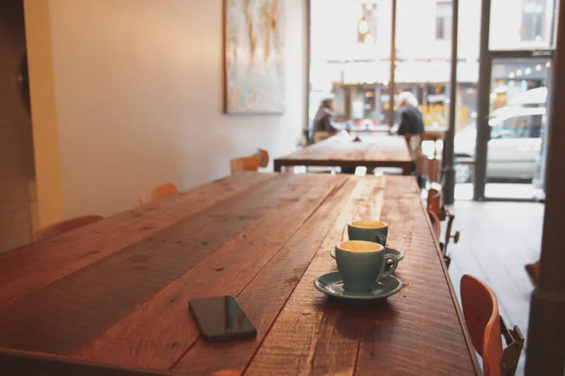 O ceașcă de cafea neagră proaspăt turnată