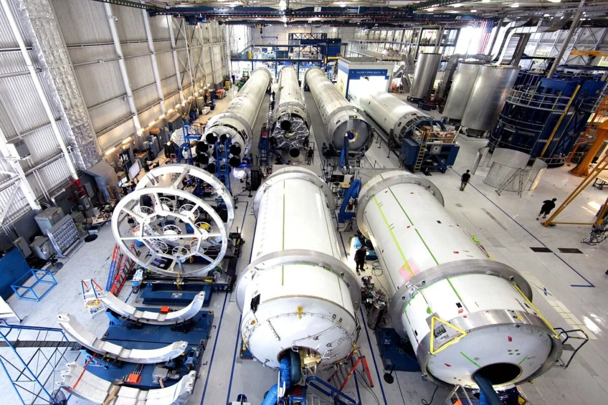 Etaje de rachetă Falcon 9 aliniate în hala de producție SpaceX din Hawthorne