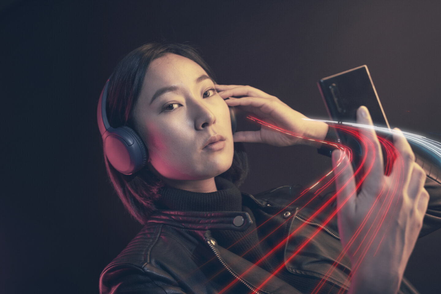 Femeie ascultă muzică pe smartphone folosind aplicația YouTube Music