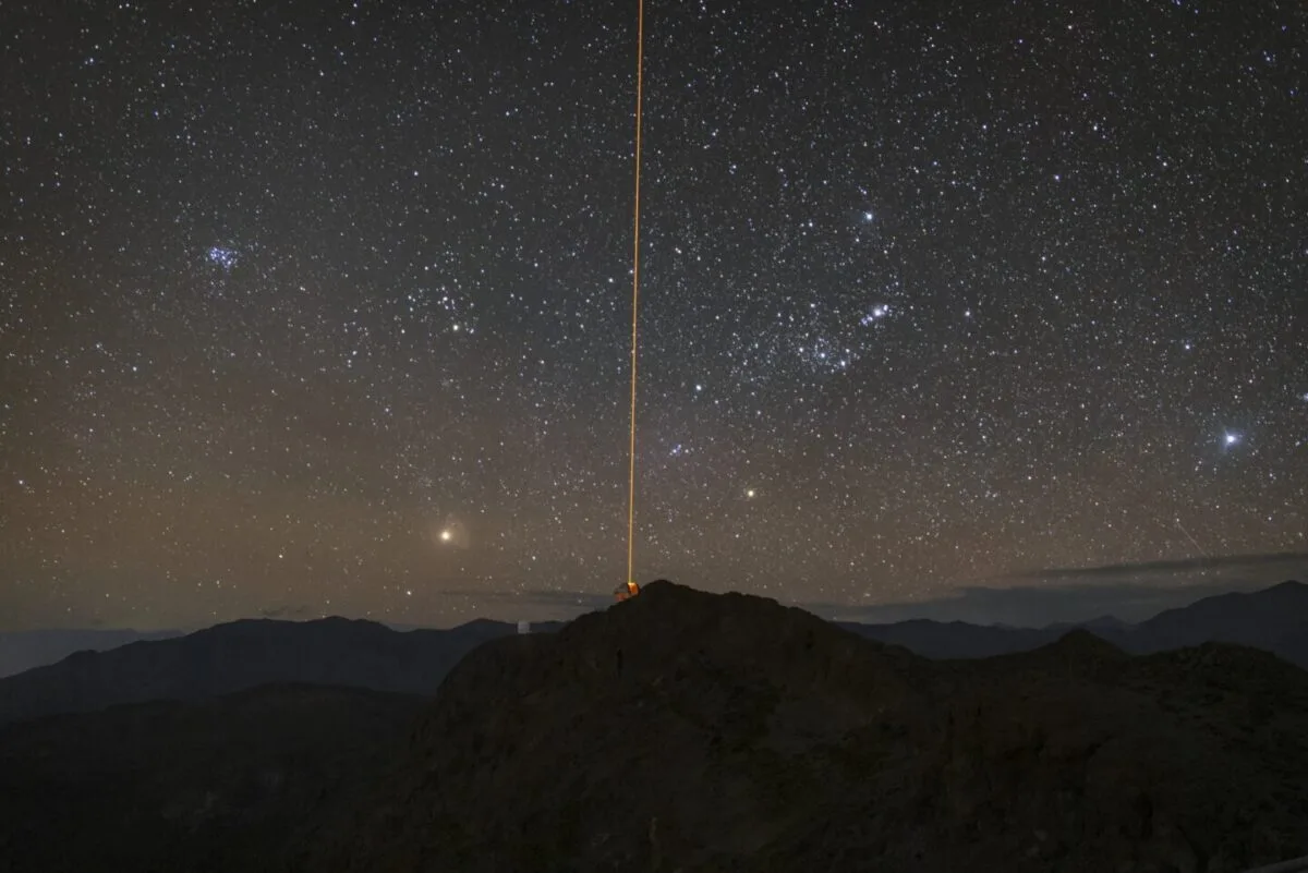 faruri cosmice Fascicul laser al stelei artificiale de ghidare emis de telescopul Gemini South spre cer