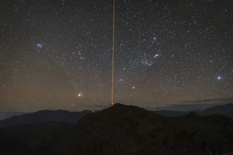 Fascicul laser al stelei artificiale de ghidare emis de telescopul Gemini South spre cer