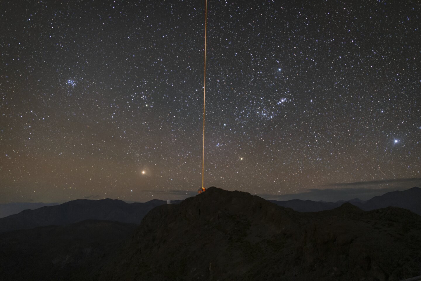 faruri cosmice Fascicul laser emis de telescopul Gemini South, exemplu de tehnologie asemănătoare unor faruri cosmice