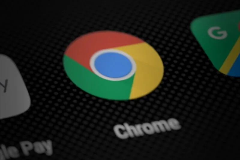 Aplicația Google Chrome pe ecranul unui smartphone
