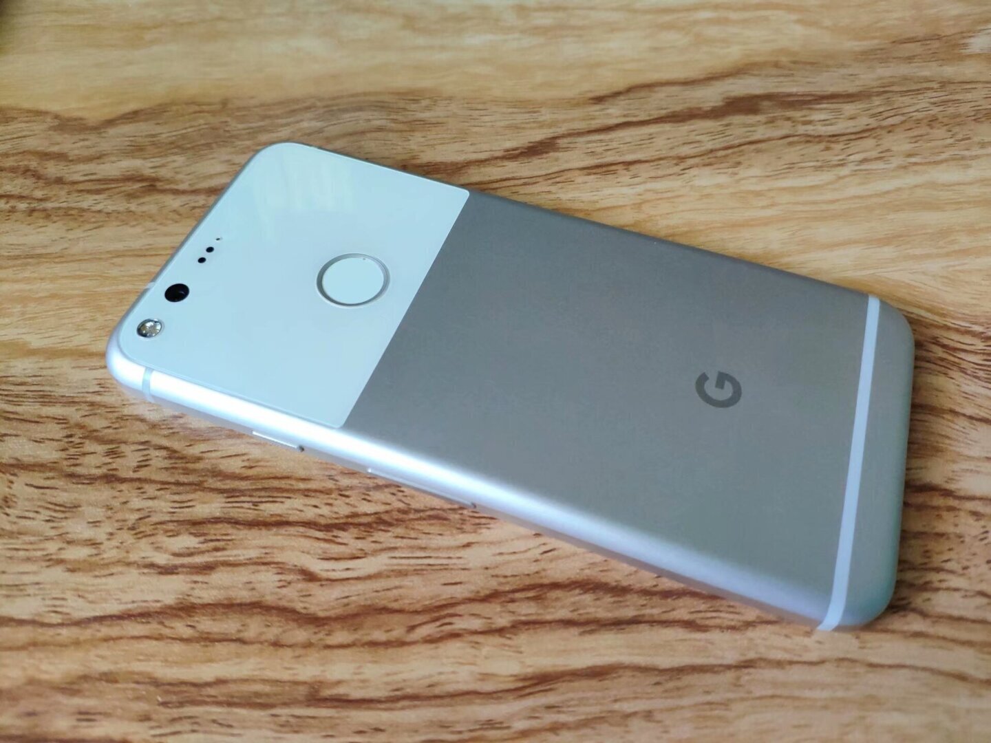 Smartphone Google Pixel alb, folosit pentru a gestiona spațiu de stocare cu aplicația Files by Google