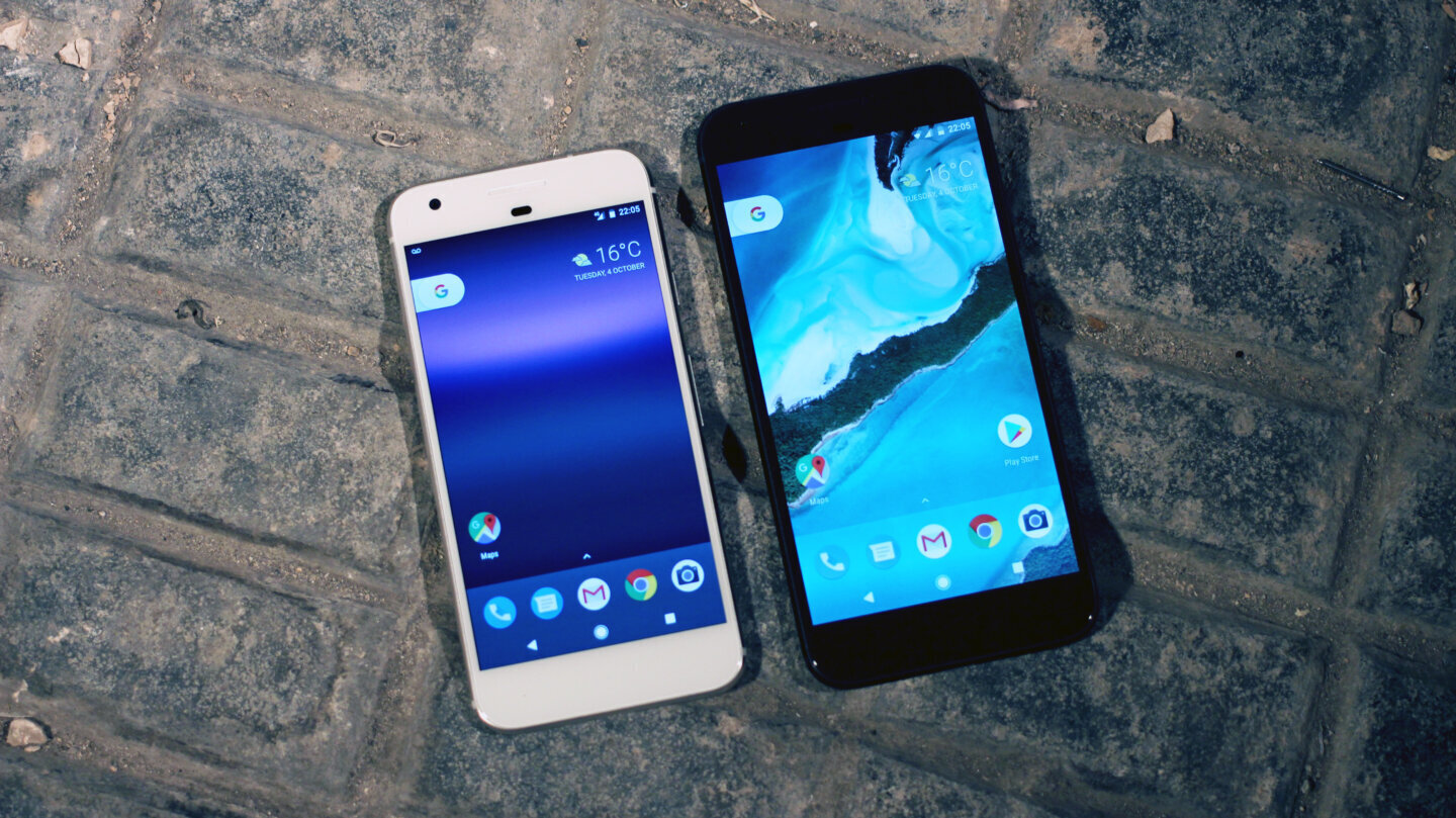 Două smartphone-uri Google Pixel așezate pe o suprafață