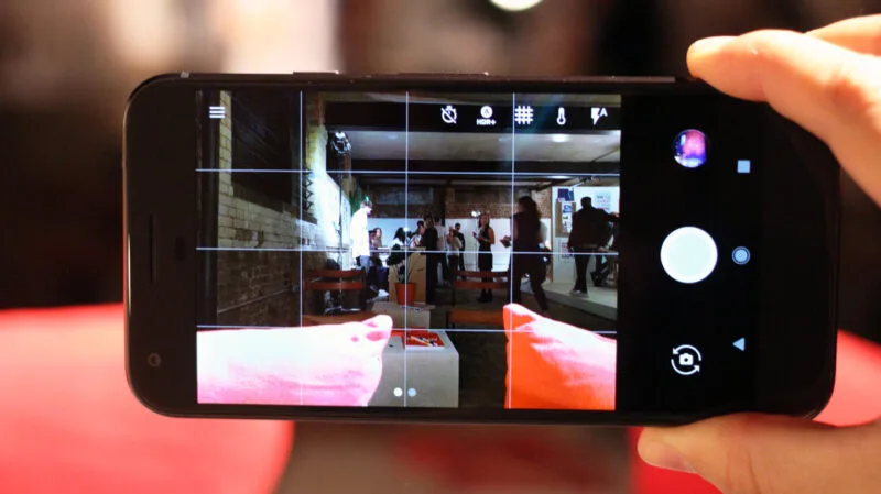Smartphone Google Pixel văzut din lateral, cu butonul de pornire