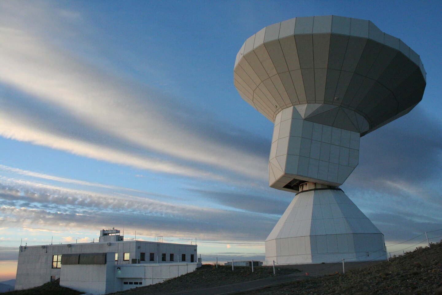 Radiotelescopul de 30 de metri al IRAM din Sierra Nevada, folosit pentru detectarea moleculelor din spatiul interstelar