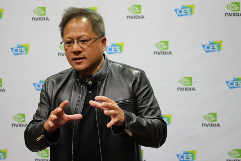 Jensen Huang, CEO-ul Nvidia, gesticulând în timpul unei prezentări publice