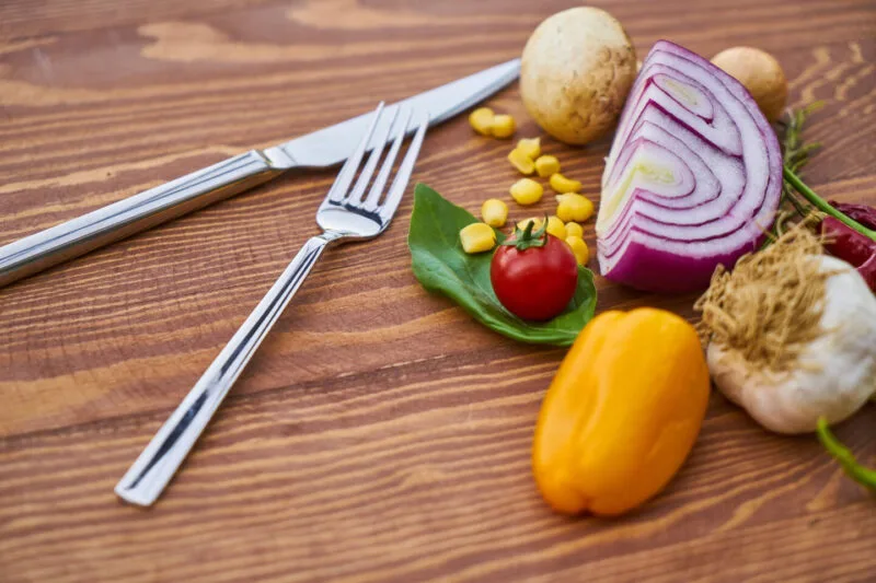 Legume proaspete pe o farfurie, exemplu de masă nutritivă