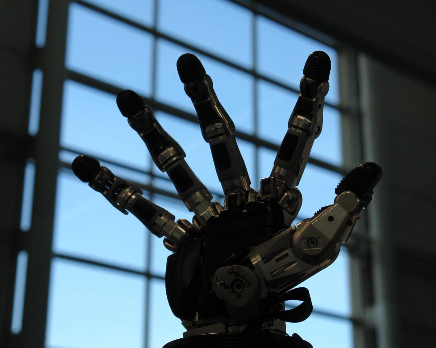 Mana robotica cu cinci degete controlata de inteligenta artificiala