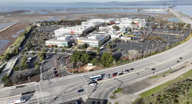Semnul Meta de la sediul central din Menlo Park, California