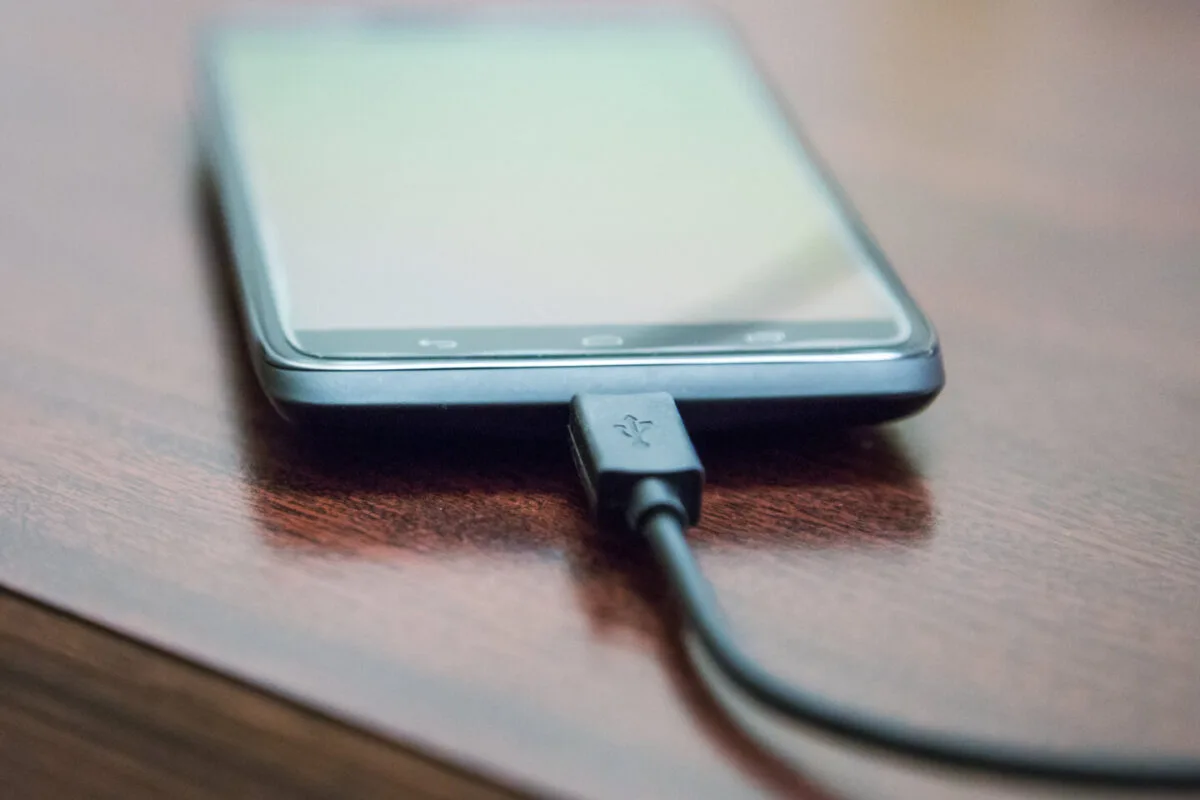 modul avion încărcare telefon Mobile phone charging on brown wooden surface 03 17 14 33 54 utc