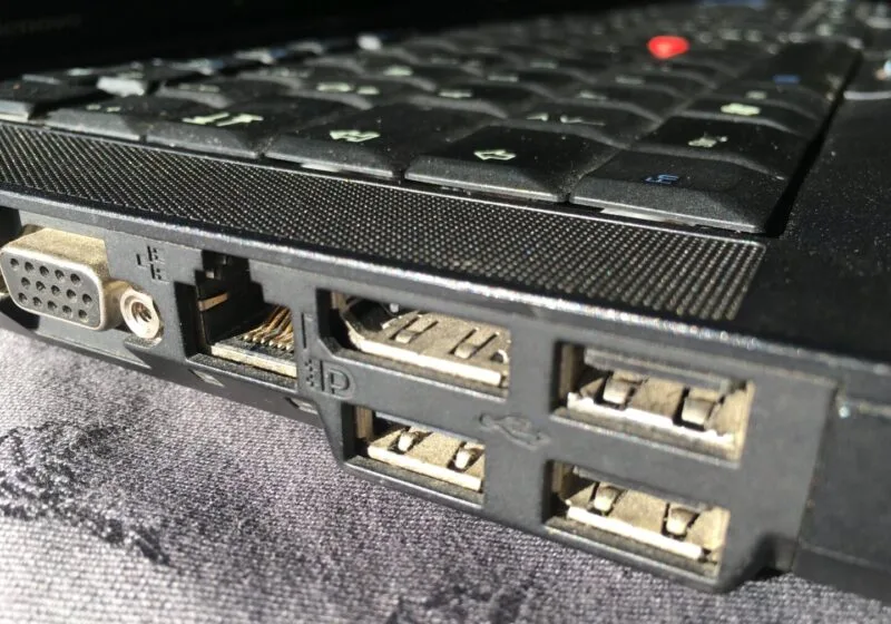 Rândul de porturi USB și alți conectori pe latura unui laptop