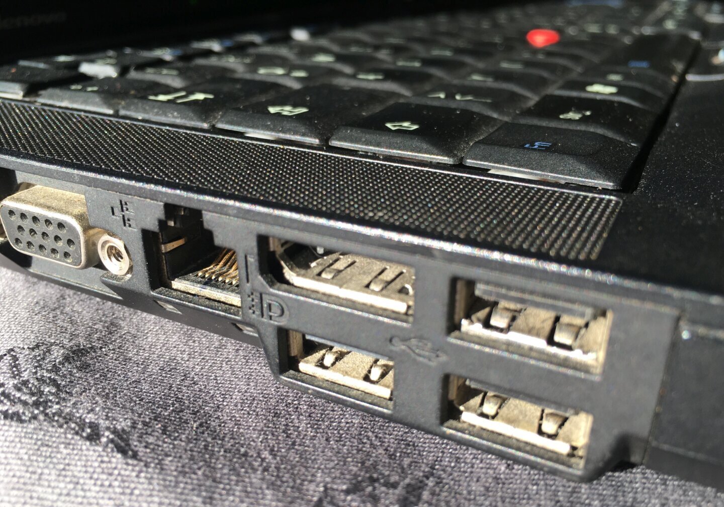 Porturi USB pe un laptop, care pot aduna praf și scame în timp