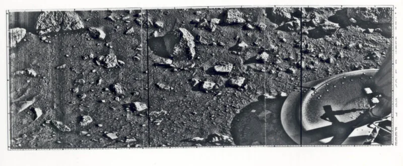 Prima fotografie realizată vreodată de pe suprafața planetei Marte, transmisă de sonda Viking 1 la 20 iulie 1976