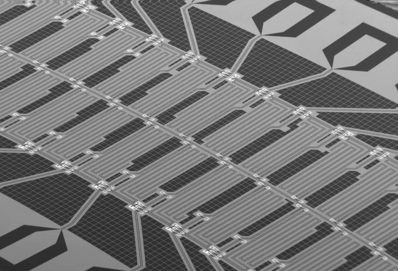 Ilustrație a unui material cuantic metamaterial format din atomi artificiali dispuși într-o rețea