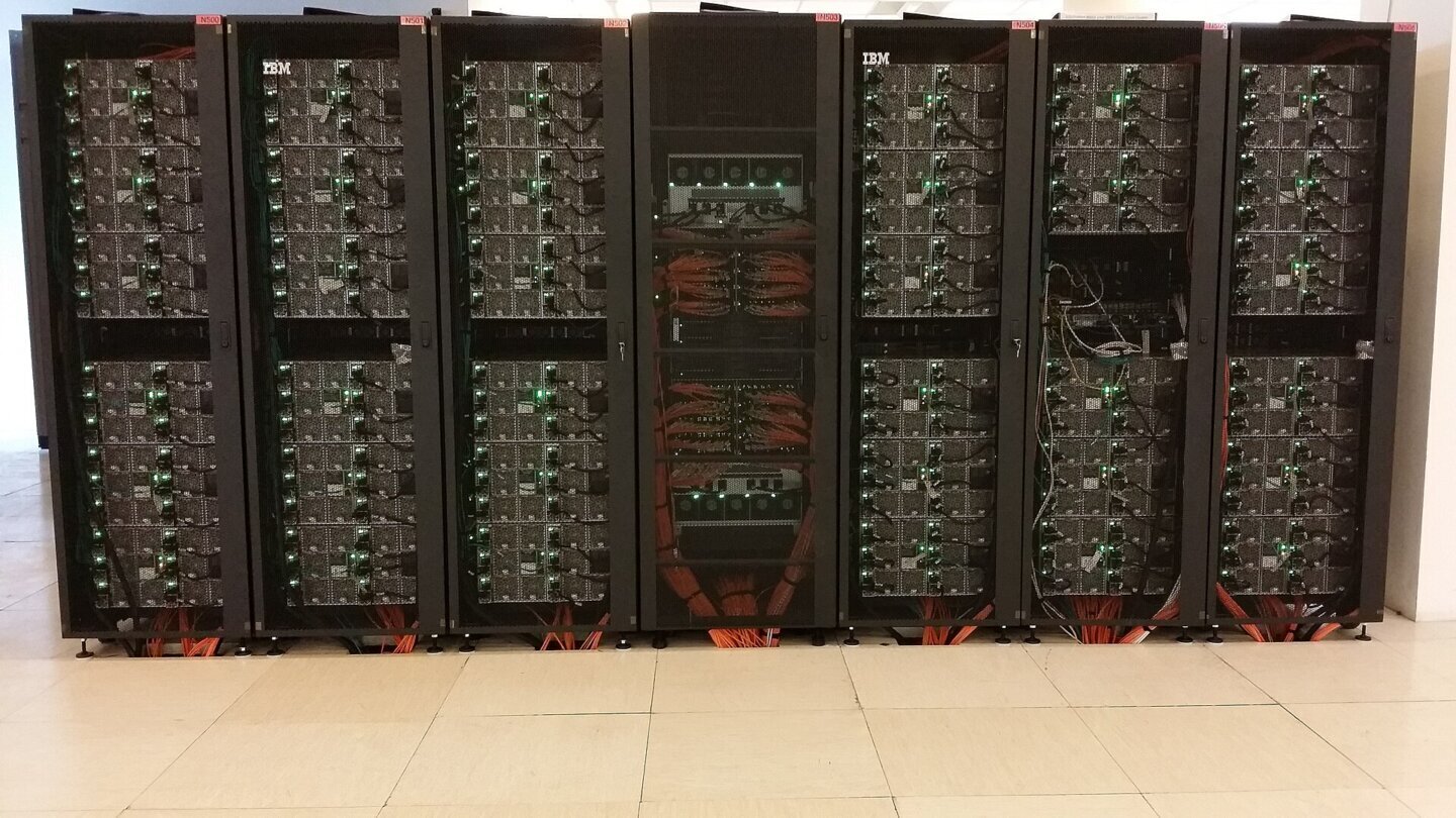 Rack de supercomputer folosit pentru evaluările în care rulează modelele Claude AI