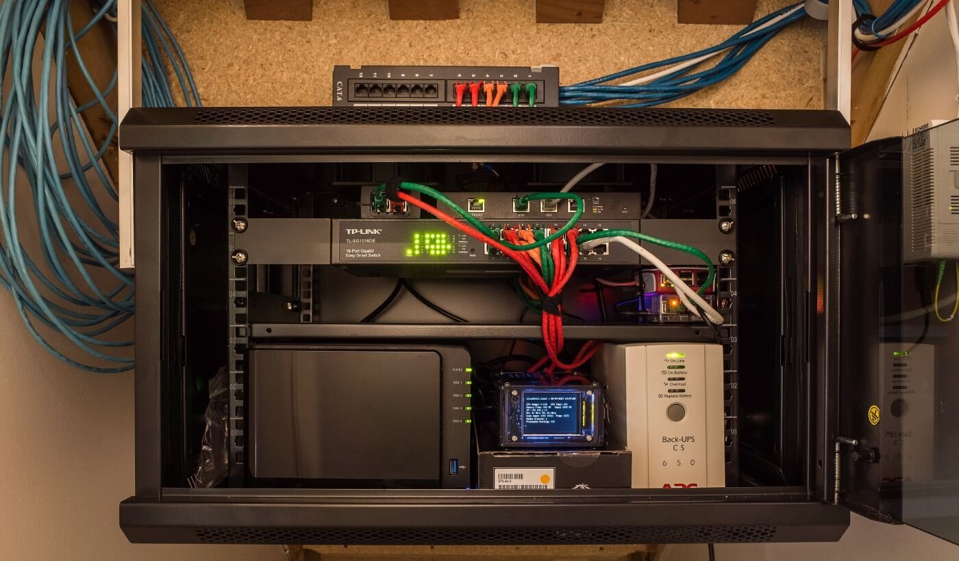 Dispozitive conectate la o retea de internet acasa printr-un sistem mesh WiFi