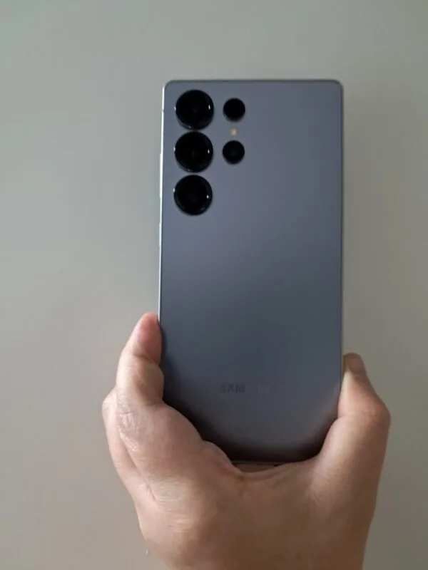 Samsung Galaxy S25 Ultra, model din generația anterioară seriei Galaxy S27, ilustrativ pentru designul liniei Ultra