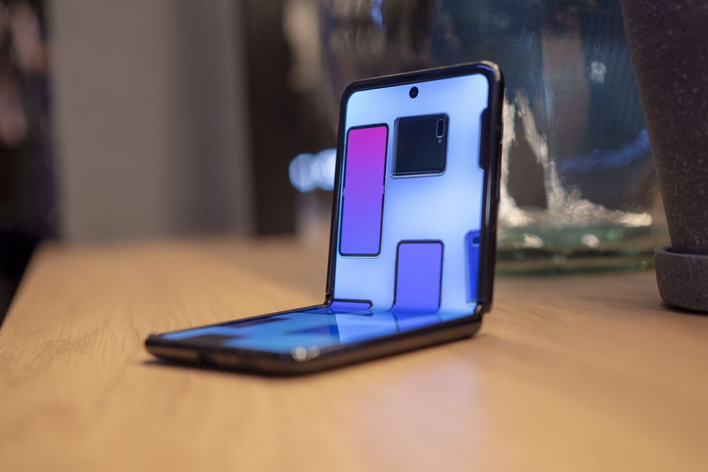 Trucuri Samsung Galaxy demonstrate pe un Galaxy Z Flip pliat parțial