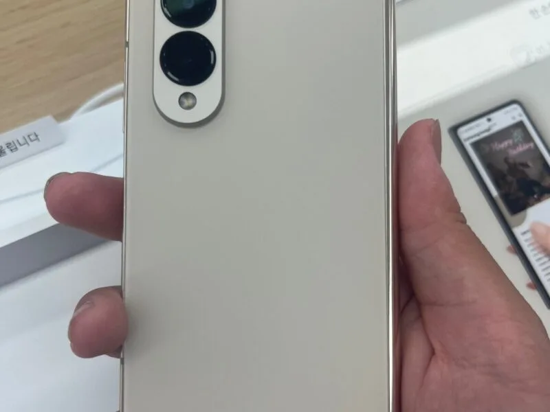 Telefonul pliabil Samsung Galaxy Z Fold, generație anterioară seriei Galaxy Z Fold 8