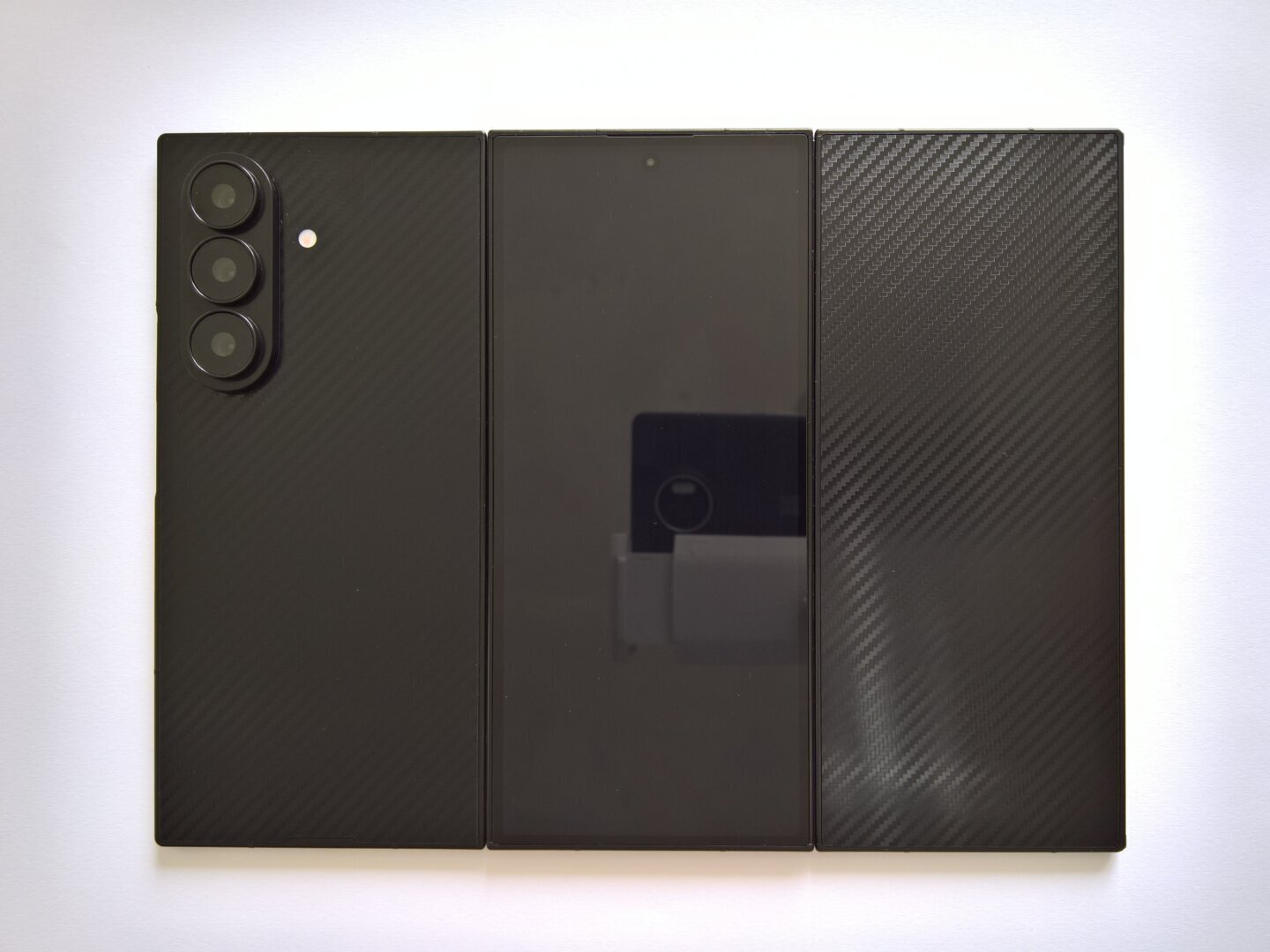 Samsung Galaxy Z TriFold 2, panoul din spate al modelului actual, cu cele trei segmente vizibile