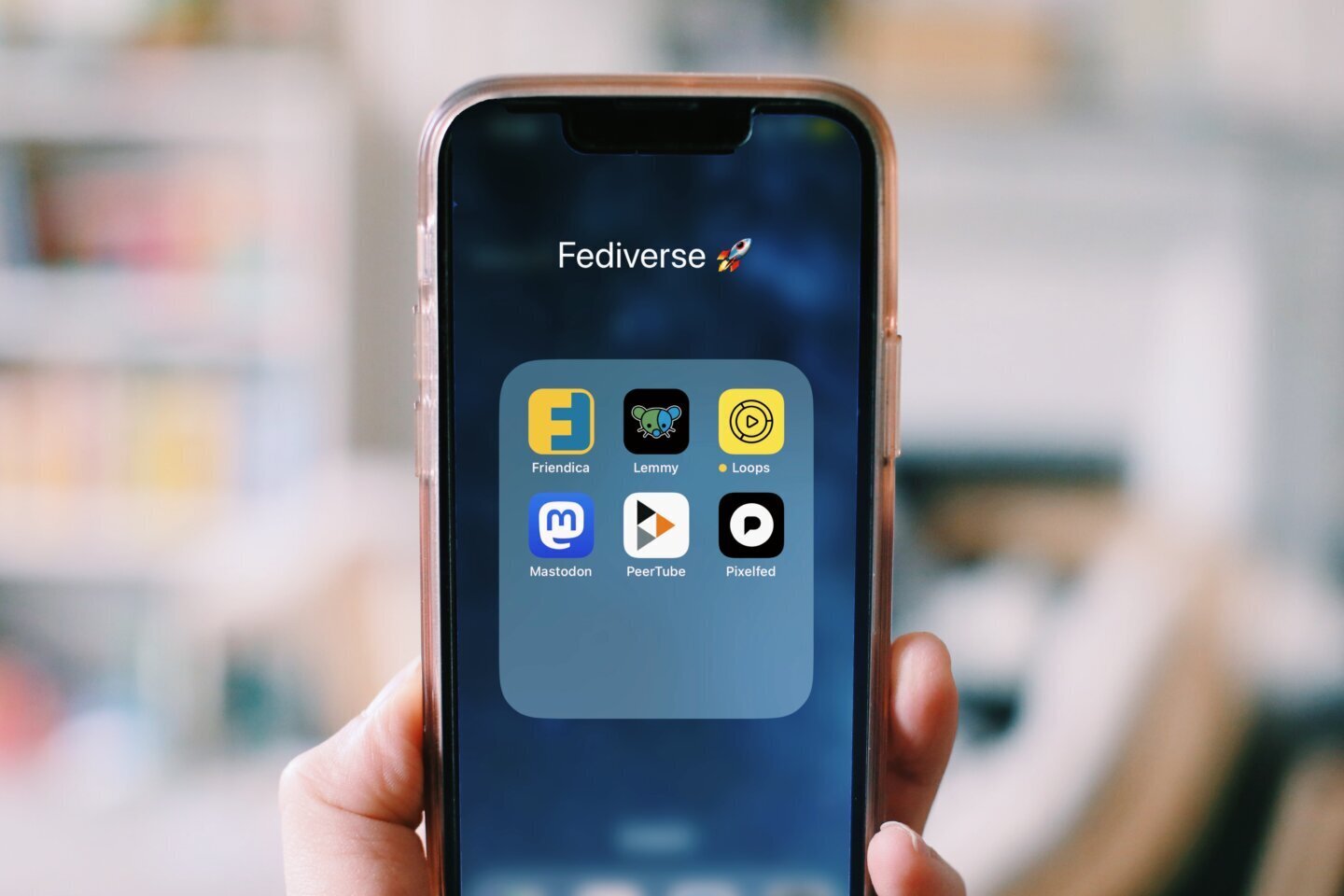 Ecran de smartphone cu mai multe aplicatii, similar interfetei folosite pentru a configura Android Auto