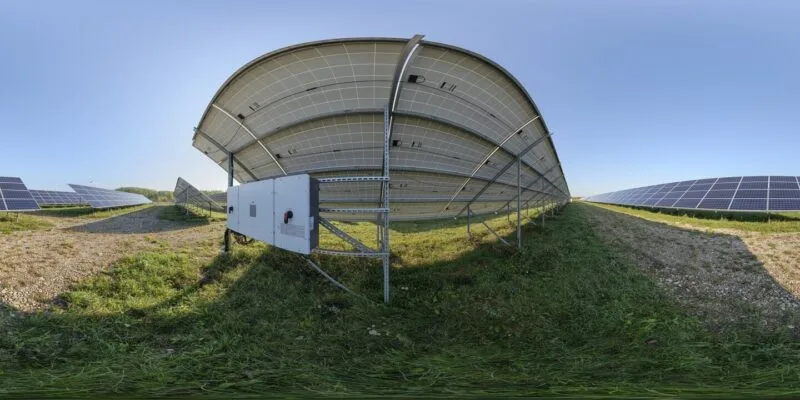 Invertor solar și structura de montaj a panourilor fotovoltaice într-un parc solar