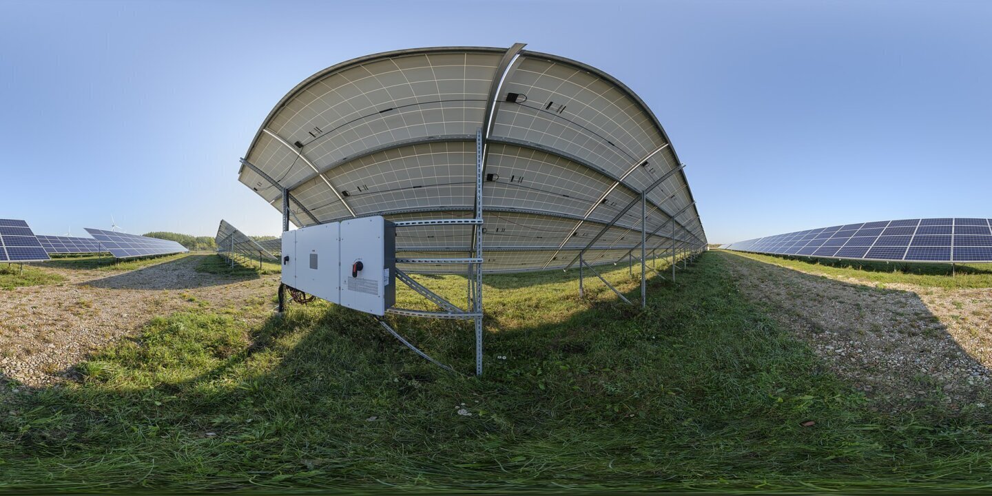 Invertor și structură de montaj pentru panouri solare, într-un parc fotovoltaic