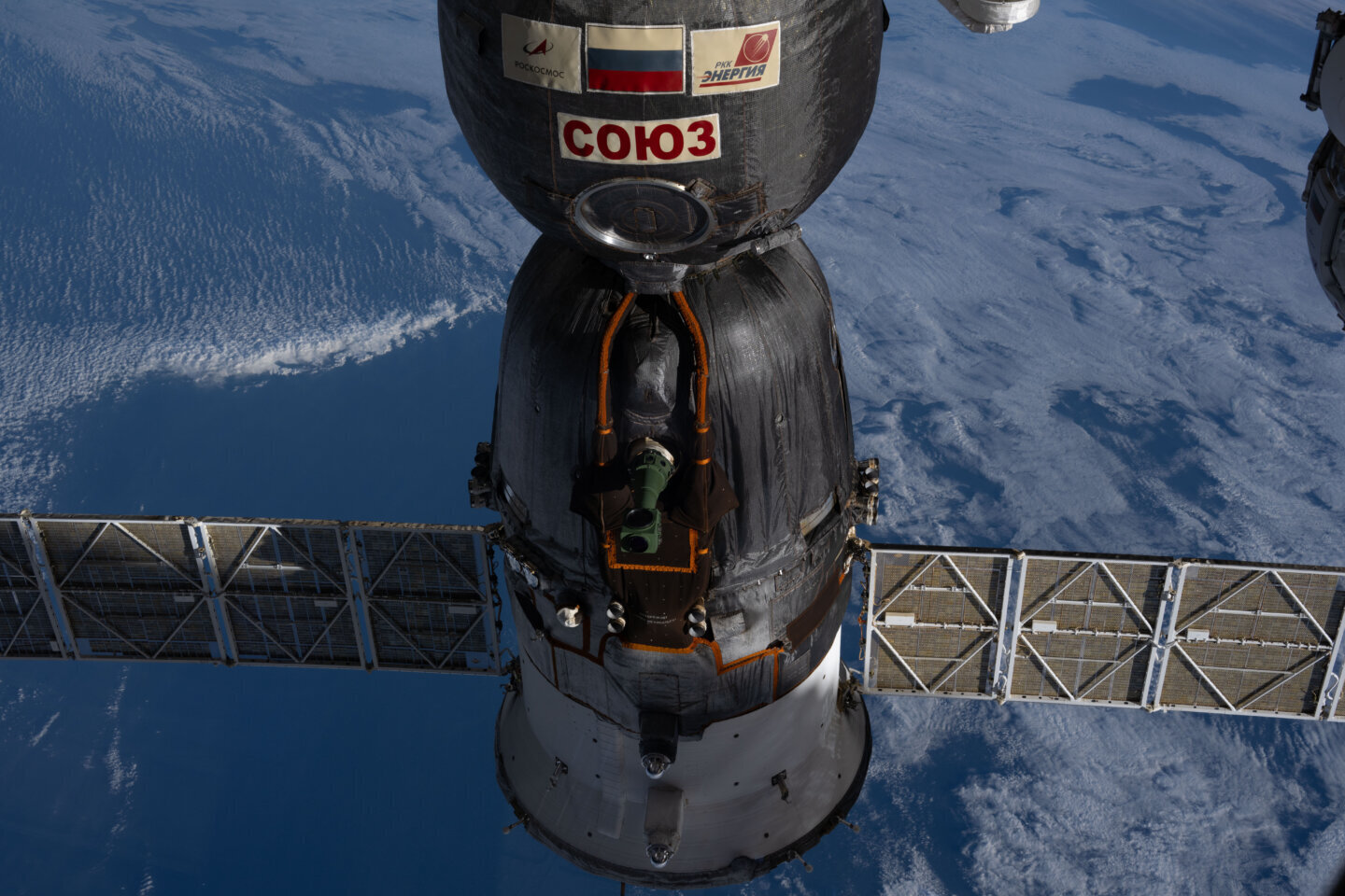 Chris Williams si nava Soyuz MS-28 andocata la Statia Spatiala Internationala, deasupra Oceanului Atlantic de Sud