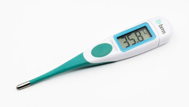 Termometru electronic digital care afișează temperatura corpului, folosit pentru monitorizarea febrei