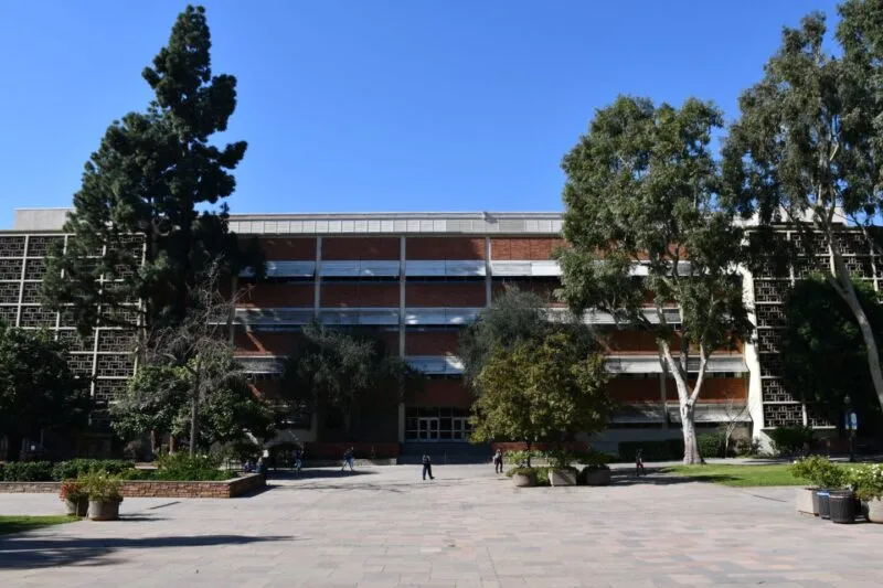 Clădirea UCLA Henry Samueli School of Engineering and Applied Science, unde a fost realizat studiul despre propagarea căldurii sub formă de unde (phonon focusing) la temperatura camerei