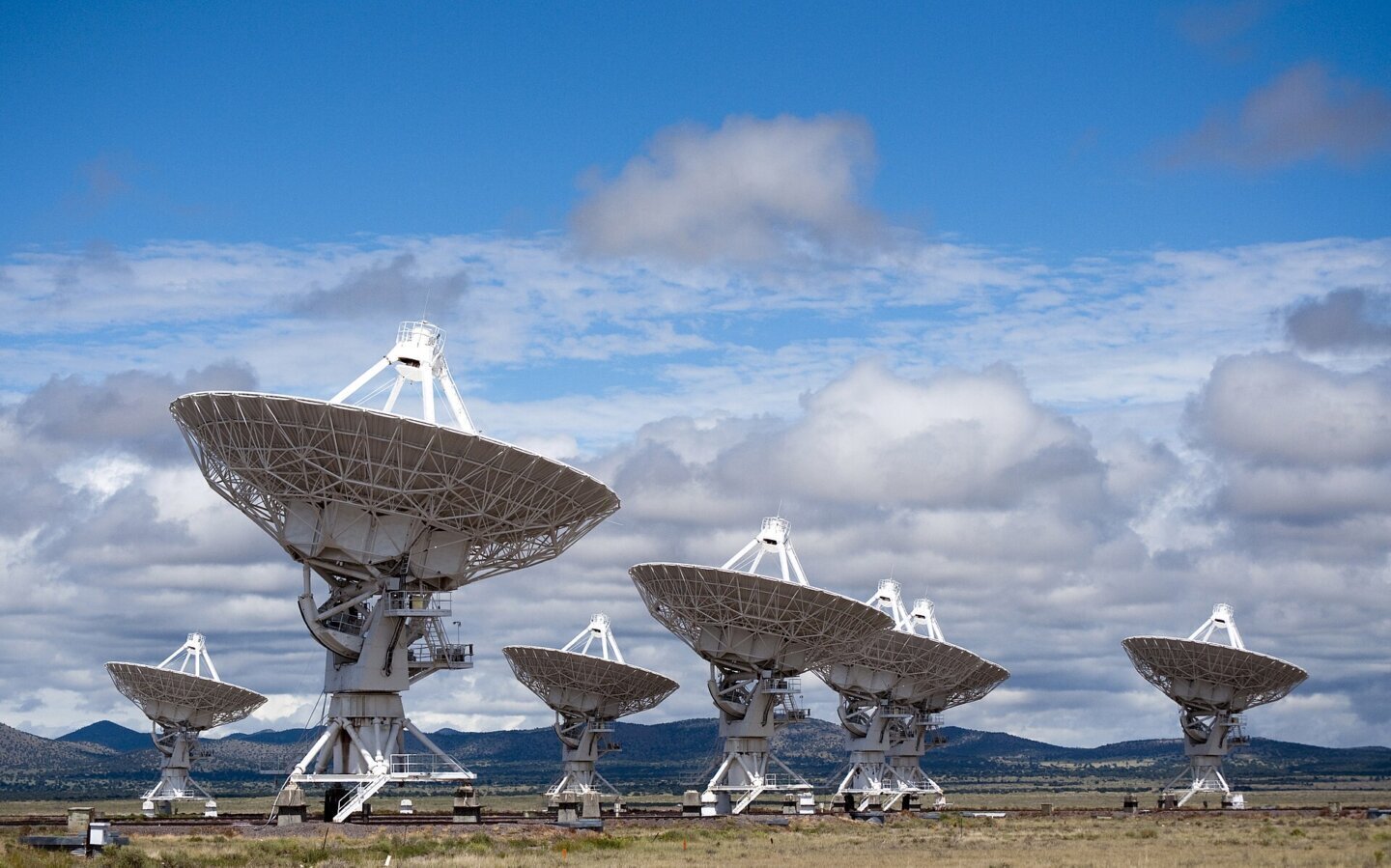 faruri cosmice — Imagine 2 Antenele radiotelescopului Very Large Array (VLA) din New Mexico, folosit în cercetările SETI