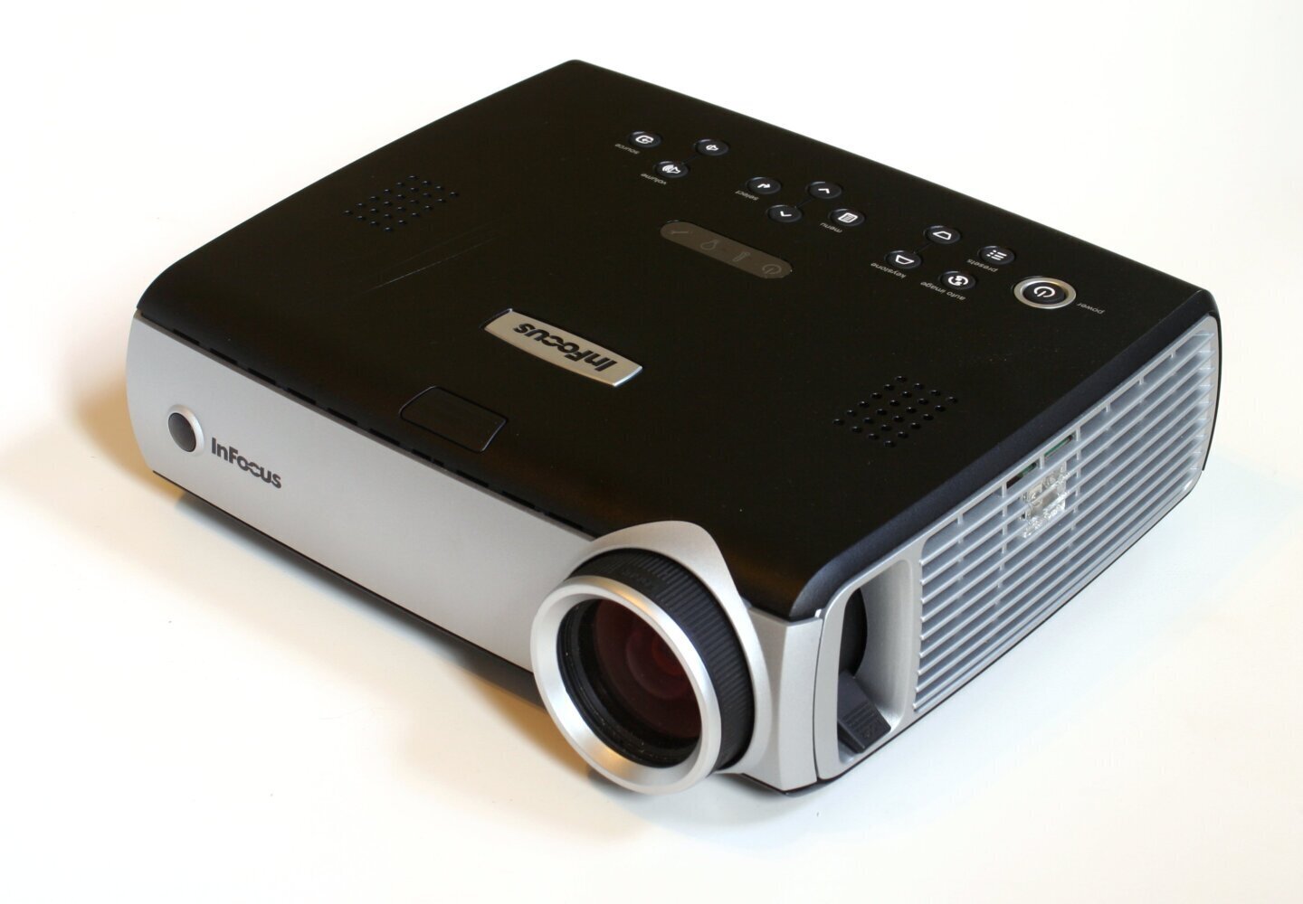 Videoproiector digital InFocus în funcțiune