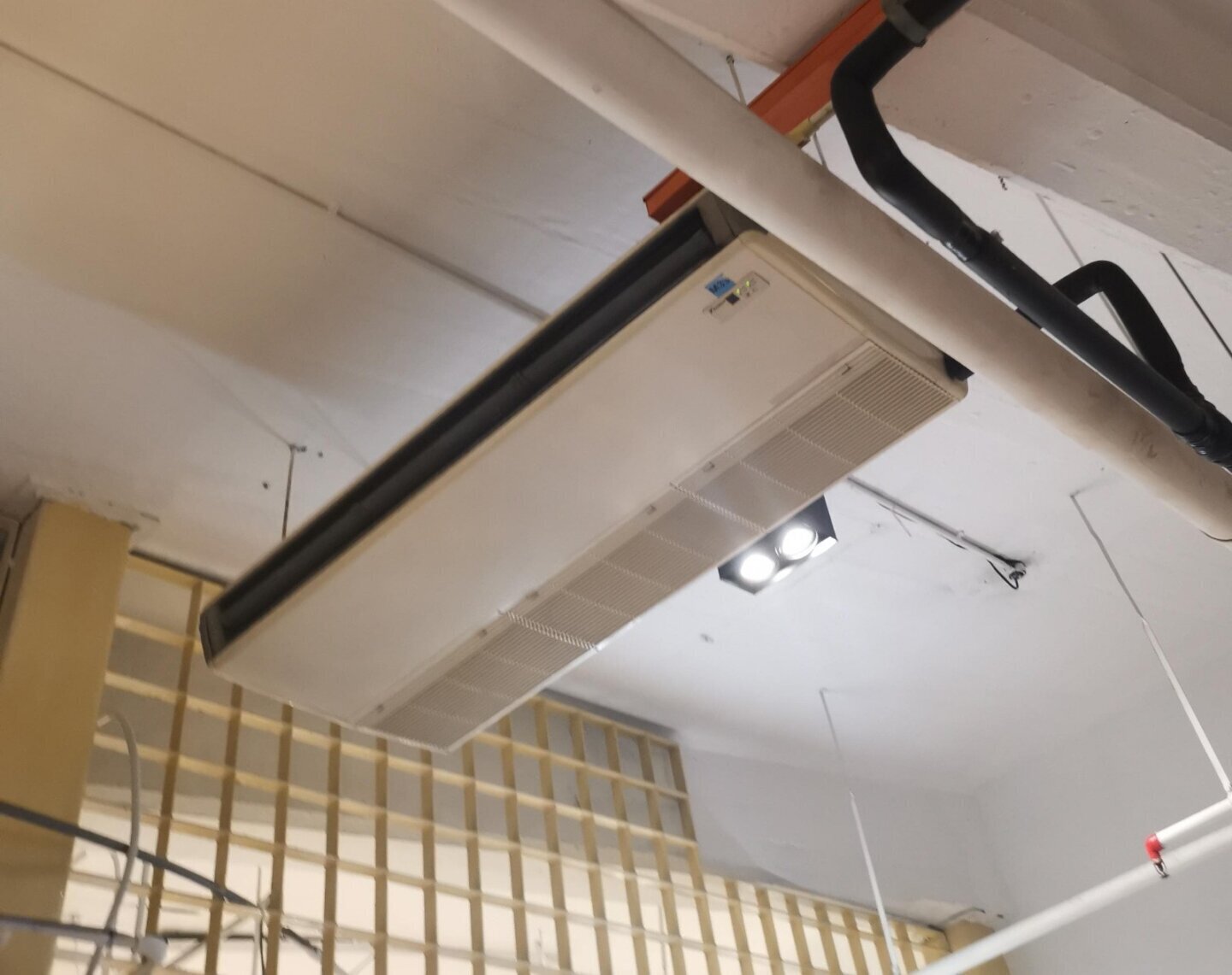 Aparat de aer condiționat inverter montat în tavan, cu compresor cu viteză variabilă