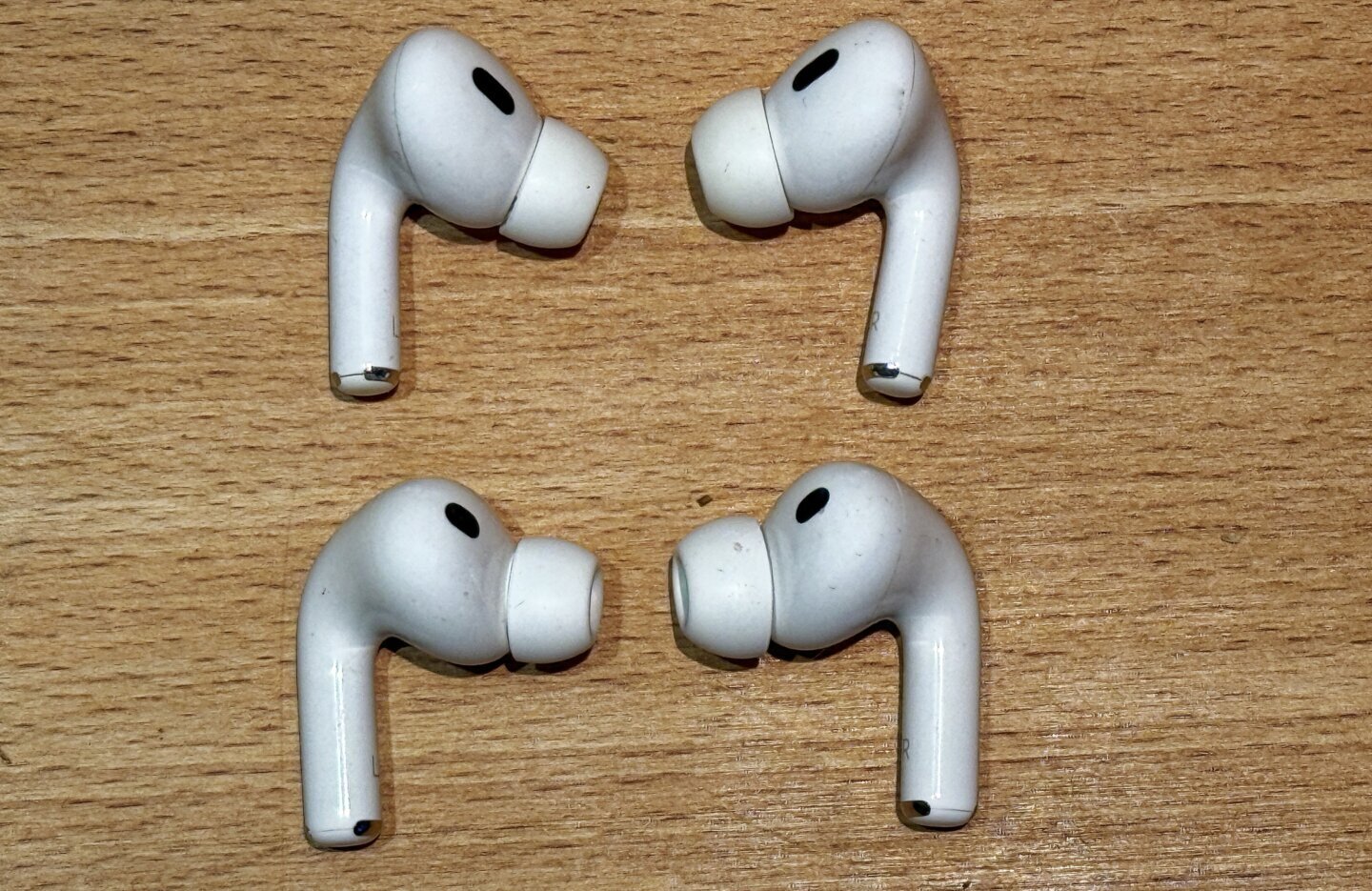AirPods Pro de prima generație lângă AirPods Pro 3, modelul de la care ar porni AirPods cu camere