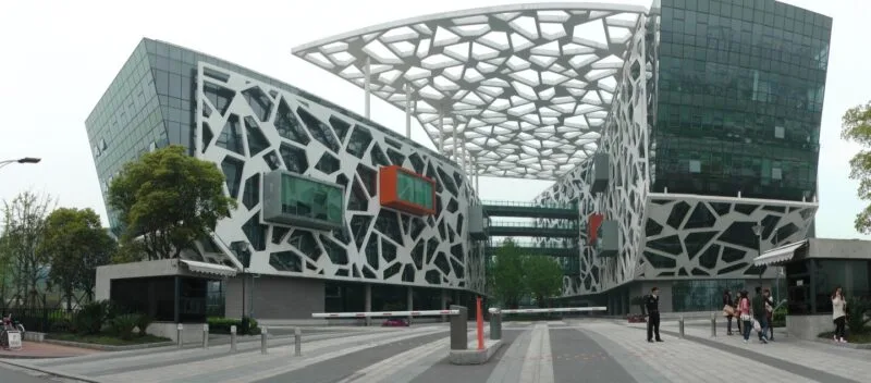 Campusul sediului central Alibaba din Hangzhou, compania din spatele familiei de modele AI Qwen