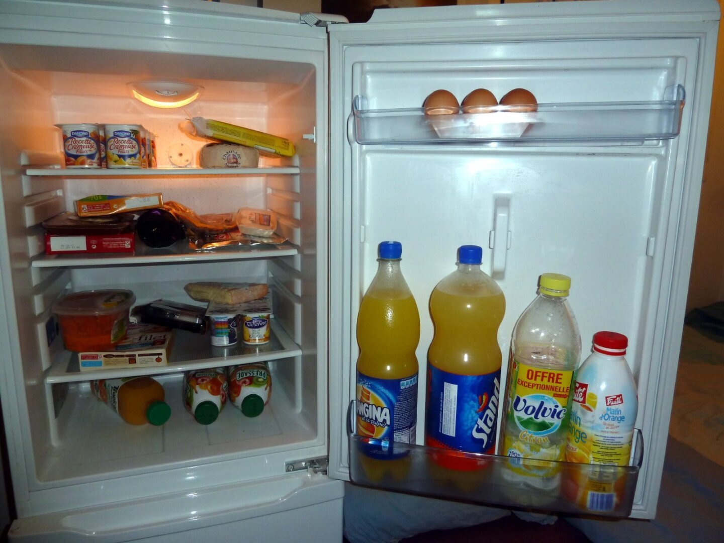 Alimente perisabile depozitate într-un frigider, nu într-un răcitor de băuturi